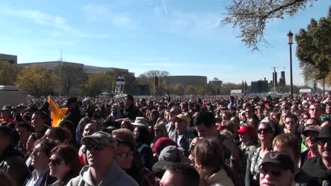 Crowds-of-protestors-on-the-mall-in-Washington-DC-does-the-wave-2