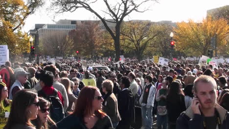 Huge-crowds-mill-about-at-a-political-protest-in-Washington-DC