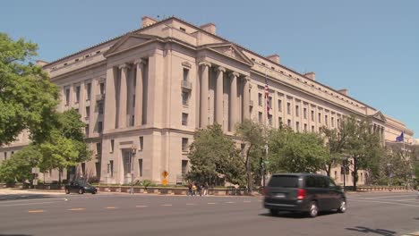 The-National-Archives-building-in-Washington-DC-with-traffic-passing-1