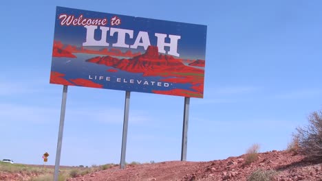 Ein-Schild-Am-Straßenrand-Heißt-Besucher-In-Utah-Willkommen