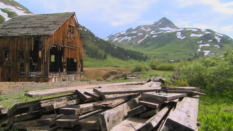 Time-lapse-shot-of-an-abandoned-mine-in-the-Colorado-Rocky-Mountains
