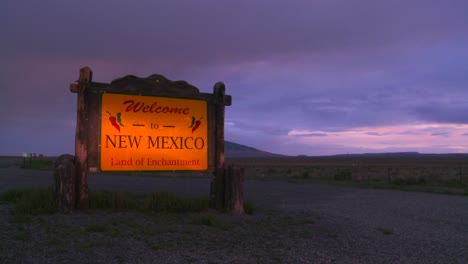 Ein-Schild-Am-Straßenrand-Begrüßt-Besucher-In-New-Mexico