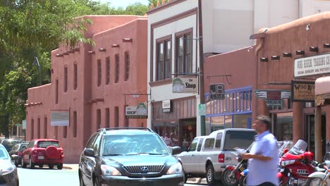 Establishing-shot-of-downtown-Santa-Fe-New-Mexico