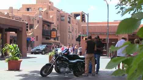Aufnahme-Der-Innenstadt-Von-Santa-Fe-New-Mexiko-Mit-Motorrädern