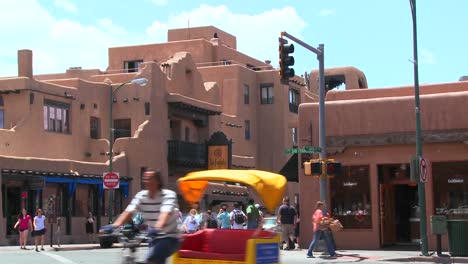 Establishing-shot-of-downtown-Santa-Fe-New-Mexico-with-pedestrians-and-pedicabs