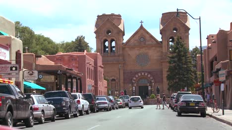Establishing-shot-of-downtown-Santa-Fe-New-Mexico-with-St-Francis-basilica