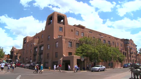 Establishing-shot-of-downtown-Santa-Fe-New-Mexico-with-adobe-buildings