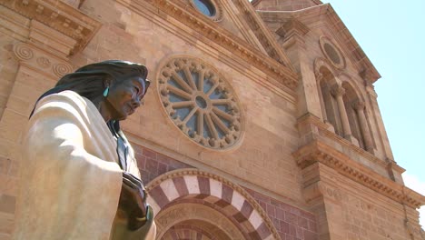 Niedriger-Winkel-Der-Statue-In-Der-St-Francis-Basilica-In-Santa-Fe-New-Mexico
