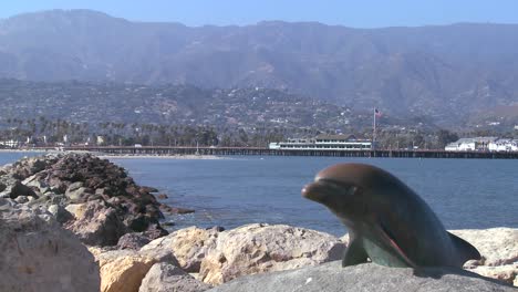 Eine-Delfinskulptur-Ziert-Den-Eingang-Zum-Hafen-Von-Santa-Barbara