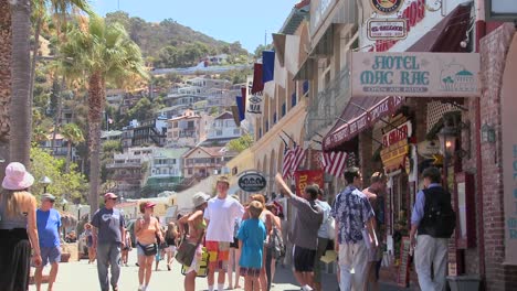 Sommermassen-Auf-Der-Promenade-Von-Catalina-Island-In-Südkalifornien