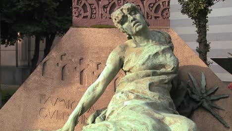 Eine-Skulptur-Auf-Einem-Friedhof-Scheint-Zu-Leiden-1
