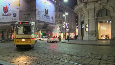 Ein-Wagen-Fährt-Nachts-Auf-Einer-Straße-In-Mailand-Italien