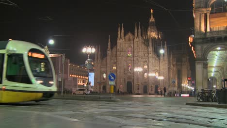 Ein-Trolley-Fährt-Nachts-Auf-Einer-Straße-Vor-Dem-Dom-In-Mailand-Italien