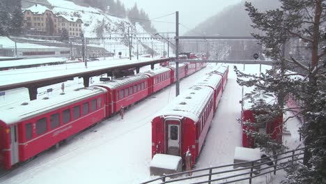 La-Estación-De-Tren-De-St-Moritz,-Suiza-Durante-Una-Tormenta-De-Nieve-1