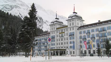 Un-Gran-Hotel-Cubierto-De-Nieve-Es-Elegante-E-Imponente
