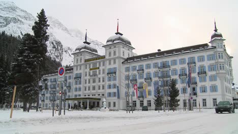 Un-Gran-Hotel-Cubierto-De-Nieve-Es-Elegante-E-Imponente-1