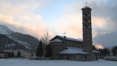 Eine-Kirche-Mit-Einem-Großen-Turm-Im-Winter