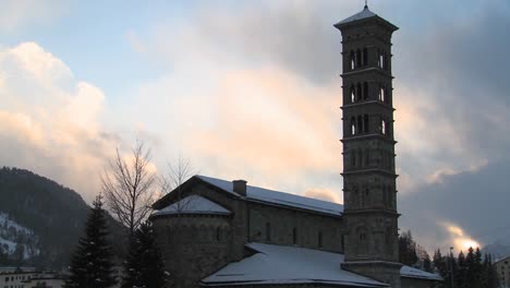 Eine-Kirche-Mit-Einem-Großen-Turm-Im-Winter-1