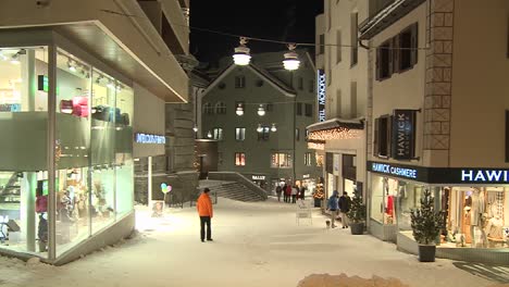 Los-Peatones-Caminando-Por-Las-Limpias-Y-Modernas-Calles-De-St-Moritz,-Suiza-En-Invierno