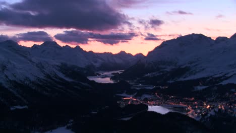 Beautiful-time-lapse-shot-of-sunset-behind-a-mountain-town