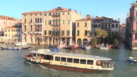 Boat-traffic-along-the-canals-of-Venice-Italy-2