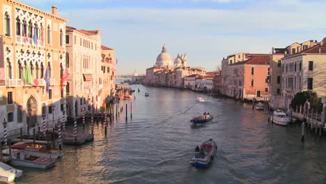 Hermosa-Toma-De-Establecimiento-De-Venecia-Italia-1