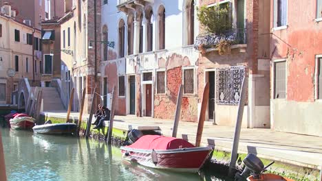 Una-Escena-Tranquila-Del-Canal-En-Venecia-Italia