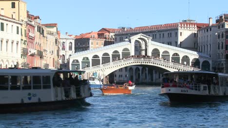 The-Rialto-Bridge-in-Venice-Italy
