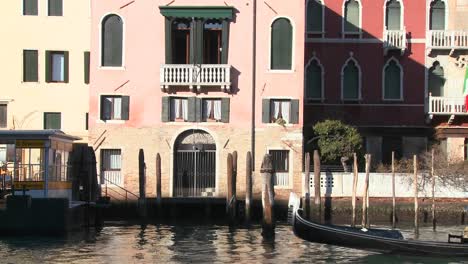 Una-Góndola-Se-Mueve-Por-Un-Barrio-Tranquilo-De-Venecia-Italia