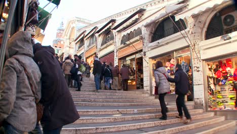 Lapso-De-Tiempo-De-Multitudes-Caminando-Sobre-El-Puente-De-Rialto-En-Venecia-Italia