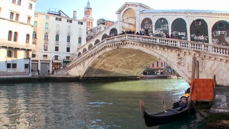Time-lapse-of-gondolas-under-the-Rialto-Bridge-in-Venice-Italy