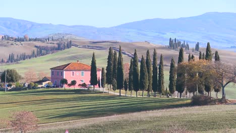 Hermosa-Villa-De-Campo-En-Toscana-Italia