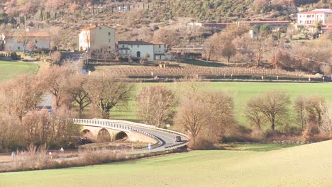 Los-Coches-Viajan-Por-Una-Carretera-Rural-En-Toscana-Italia