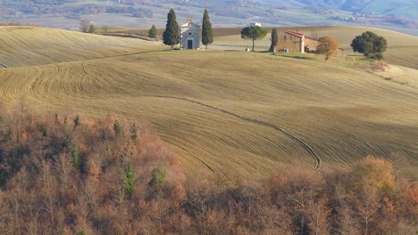 A-beautiful-farmhouse-and-church-in-Tuscany-Italy-1