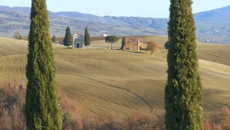 A-beautiful-farmhouse-and-church-in-Tuscany-Italy-2