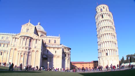 Wide-shot-of-the-famous-Leaning-Tower-of-Pisa
