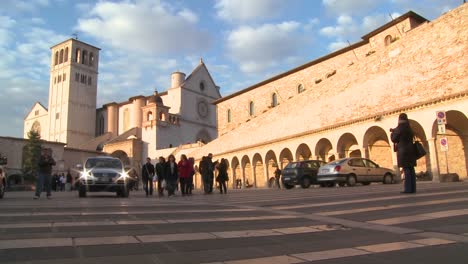 Visitors-walk-towards-the-main-church-at-Assisi-Italy