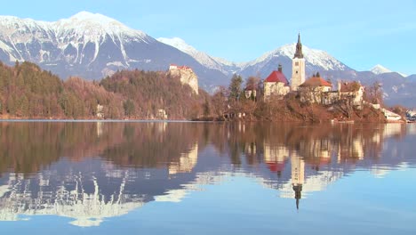 Eine-Kirche-Steht-Auf-Einer-Insel-Im-See-Bled-Slowenien