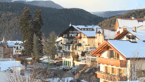Un-Pueblo-Tirolés-Nevado-En-Los-Alpes-En-Austria-Suiza-Italia-Eslovenia-O-Un-Country-De-Europa-Oriental-1