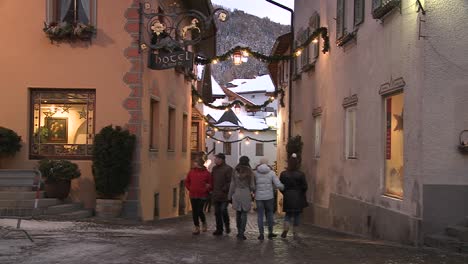 Menschen-Gehen-In-Einem-Verschneiten-Tiroler-Dorf-In-Den-Alpen-In-österreich-Schweiz-Italien-Slowenien-Oder-Einem-Osteuropäischen-Land