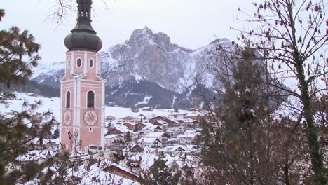 Campanario-En-Un-Pueblo-Tirolés-Nevado-En-Los-Alpes-En-Austria,-Suiza,-Italia,-Eslovenia-O-Un-Country-De-Europa-Oriental