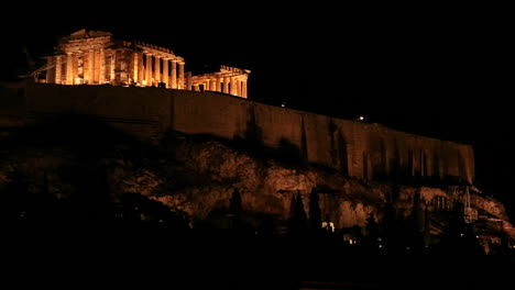 Night-shot-of-the-Acropolis-and-Parthenon-on-the-hilltop-in-Athens-Greece