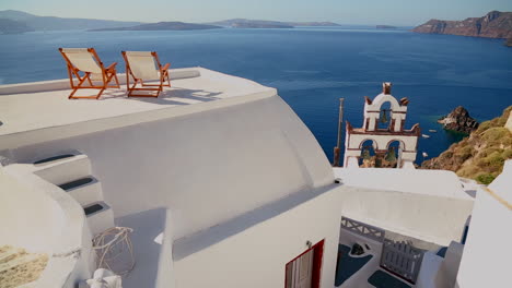 Liegestühle-Sitzen-Auf-Einem-Schönen-Balkon-Auf-Den-Griechischen-Inseln-2