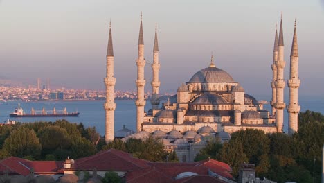 Die-Blaue-Moschee-In-Istanbul-Türkei-In-Der-Abenddämmerung-Mit-Frachtschiff-Hintergrund