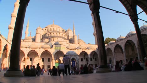 Una-Vista-Del-Patio-Interior-De-La-Mezquita-Azul-En-Estambul,-Turquía