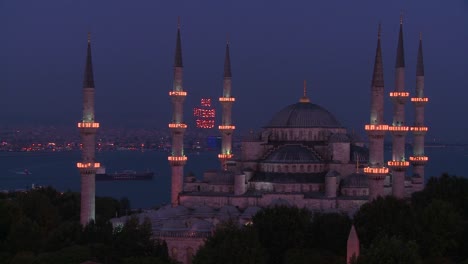 Noche-En-La-Mezquita-Azul-De-Estambul-Turquía-2