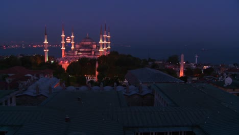 Plano-General-En-La-Noche-De-La-Mezquita-Azul-De-Estambul,-Turquía