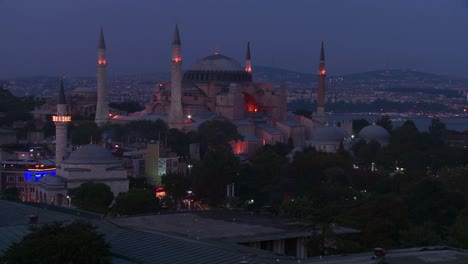 Die-Hagia-Sophia-Moschee-In-Istanbul-Türkei-In-Der-Abenddämmerung-Oder-Nacht