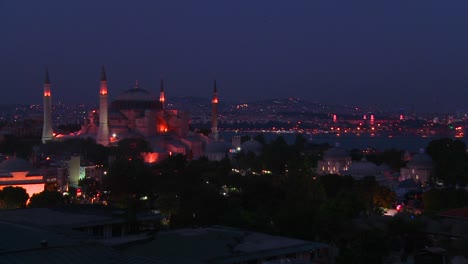 Die-Hagia-Sophia-Moschee-In-Istanbul-Türkei-In-Der-Abenddämmerung-Oder-Nacht-1