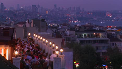 Gente-Cenando-En-Un-Restaurante-En-La-Azotea-Con-Vistas-A-Estambul,-Turquía